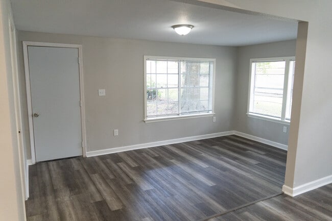 1104 Southampton St in Angleton, TX - Foto de edificio - Building Photo