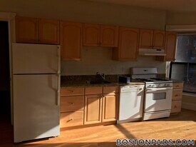 43 Bay State Rd, Unit 3F in Boston, MA - Building Photo