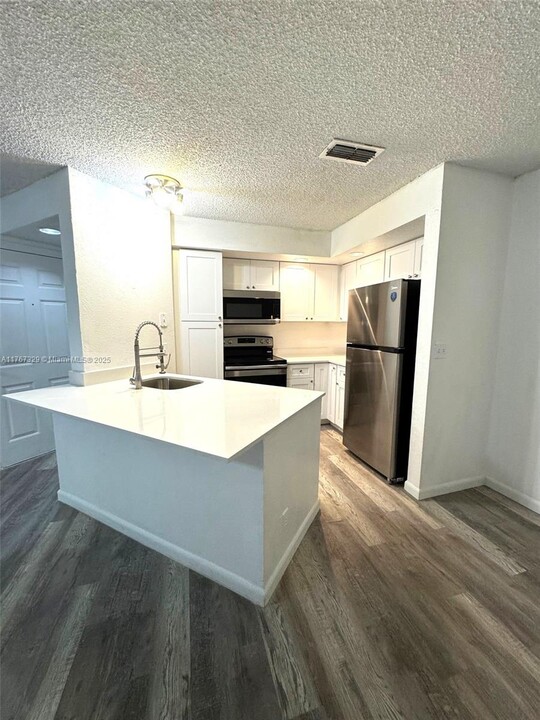 3390 Pinewalk Dr N in Margate, FL - Building Photo