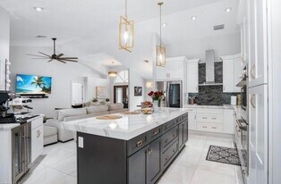 8139 Las Palmas Way in Naples, FL - Building Photo