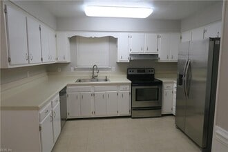 517 Norman Ln in Virginia Beach, VA - Building Photo - Building Photo