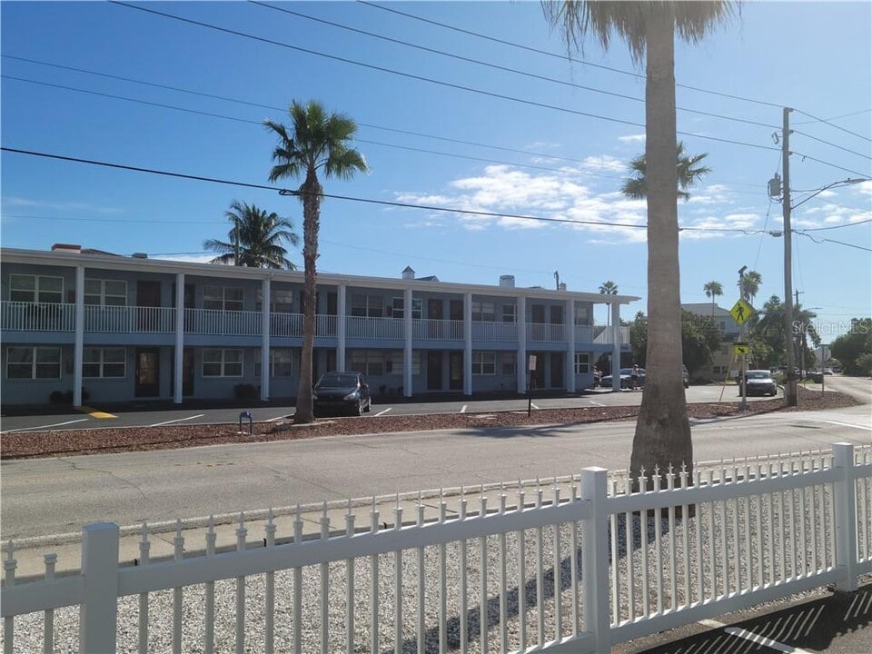 8465 W Gulf Blvd in Treasure Island, FL - Building Photo