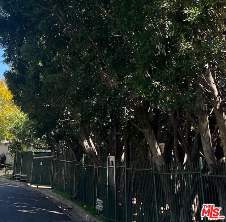 1400 San Remo Dr in Los Angeles, CA - Building Photo