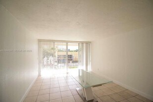9220 Fontainebleau Blvd in Miami, FL - Building Photo
