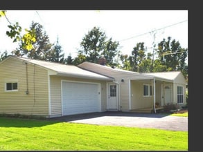 35030 Pettibone Rd in Solon, OH - Foto de edificio - Building Photo