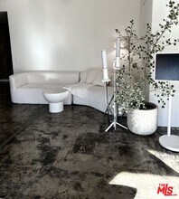 711 S Olive St in Los Angeles, CA - Building Photo - Building Photo