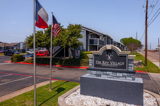 Del Rey Village in Dallas, TX - Building Photo - Building Photo