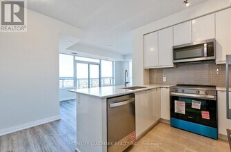 3270 Sheppard Ave E in Toronto, ON - Building Photo - Building Photo