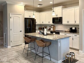 6973 Avalon Cir in Naples, FL - Foto de edificio - Building Photo