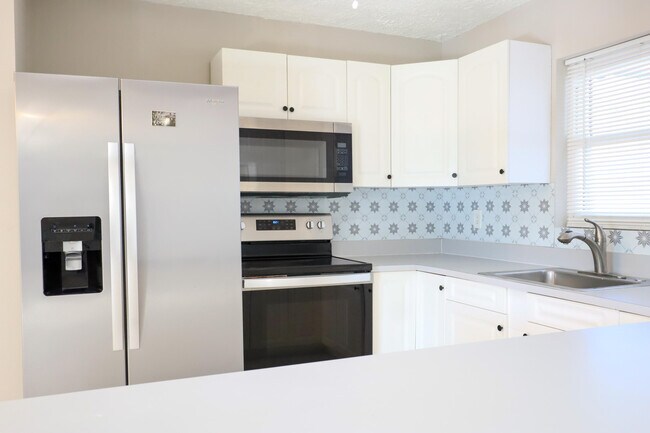 1285 SE Port St Lucie Blvd in Port St. Lucie, FL - Building Photo - Building Photo