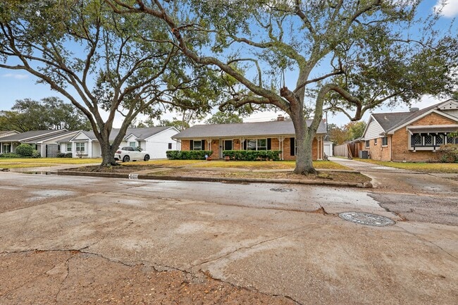 6031 Rutherglenn Dr in Houston, TX - Building Photo - Building Photo