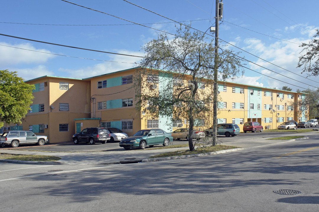 Kingsley Village in Miami, FL - Building Photo