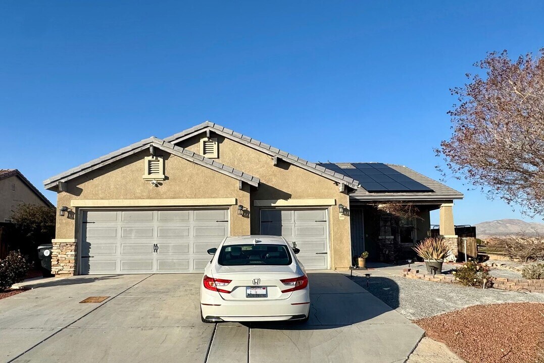 13998 Old Mill Ln in Victorville, CA - Building Photo
