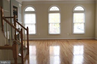 1601 Leeds Castle Dr in Vienna, VA - Building Photo - Building Photo