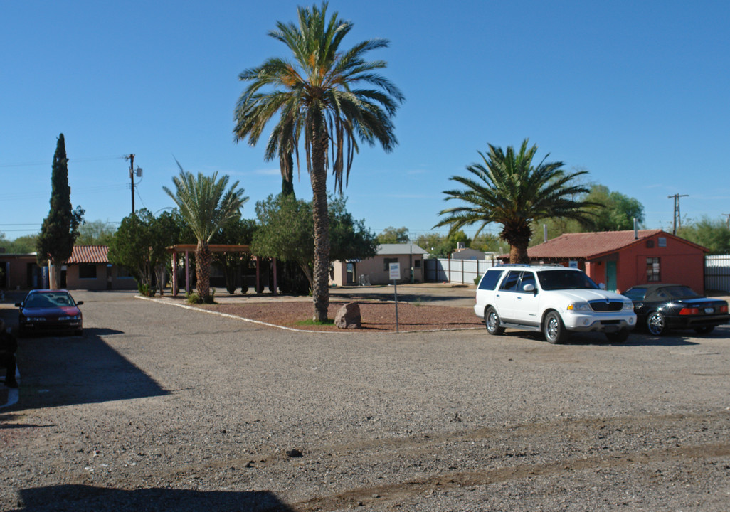 Howdy Manor Apartments in Tucson, AZ - Building Photo