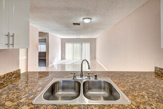 858 Crystal Lake Dr in Pompano Beach, FL - Building Photo - Building Photo