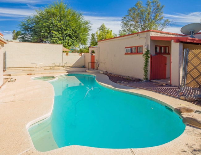 property at 530 E Blacklidge Dr