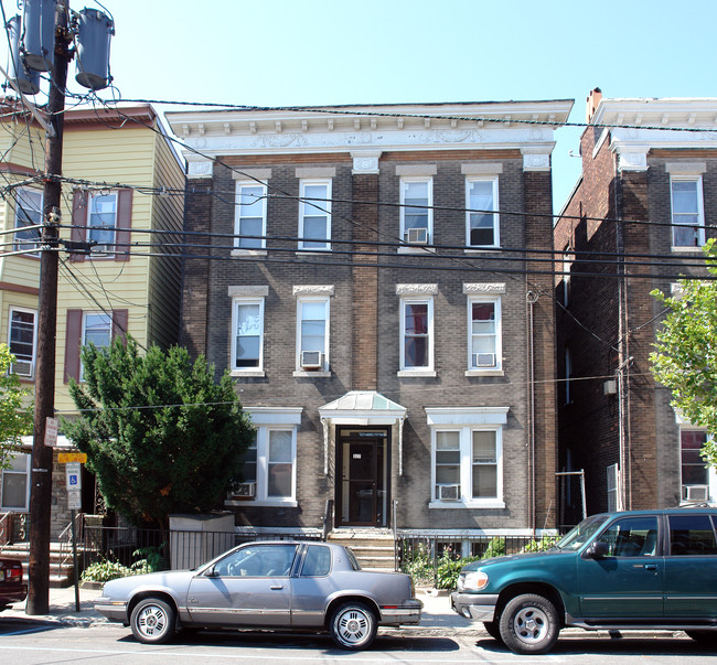 327 61st St in West New York, NJ - Building Photo - Building Photo