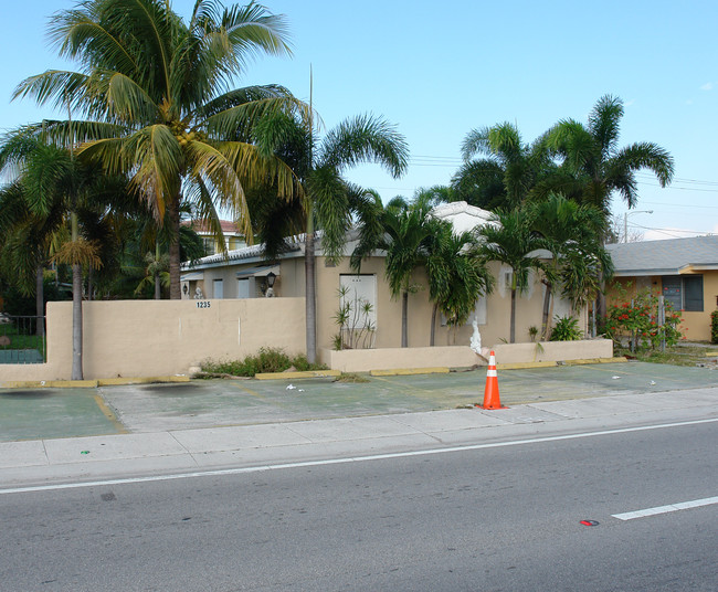 Bank Foreclosure in Fort Lauderdale, FL - Building Photo - Building Photo