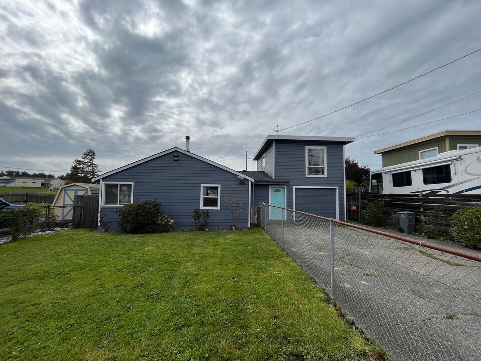 1560 Marsh Rd in Eureka, CA - Building Photo