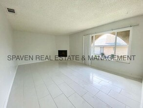 2891 Canyon Crest Dr in Riverside, CA - Building Photo - Building Photo