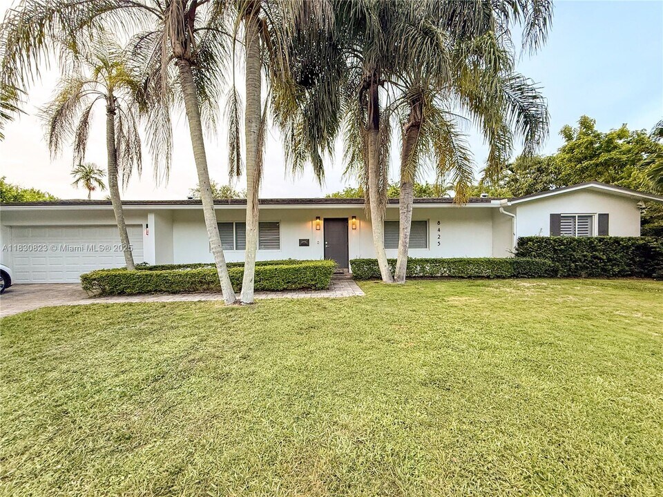 8425 SW 107th St in Miami, FL - Building Photo