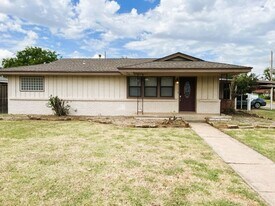 107 NE 6th St in Moore, OK - Building Photo