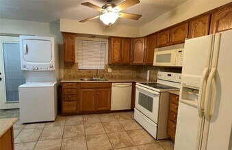 7600 Burgoyne Rd in Houston, TX - Building Photo - Building Photo