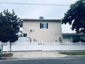 13859 Valerio St in Van Nuys, CA - Foto de edificio - Building Photo