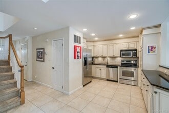 100 Woodlake Dr W in Woodbury, NY - Foto de edificio - Building Photo