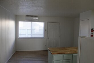 3421 Aztec Rd NE-Unit -Apt B in Albuquerque, NM - Building Photo - Building Photo
