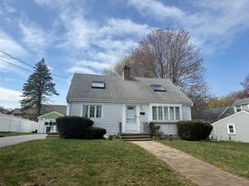 43 Hillcroft Rd in Waltham, MA - Building Photo