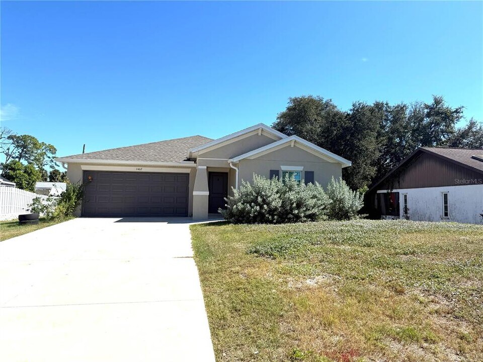 1402 Kensington St in Port Charlotte, FL - Building Photo
