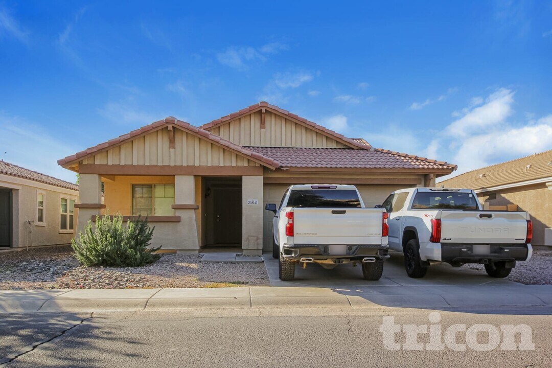 25841 W Valley View Dr in Buckeye, AZ - Building Photo