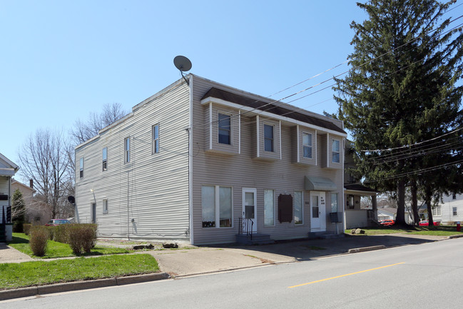 956 Grant Ave in Cuyahoga Falls, OH - Foto de edificio - Building Photo