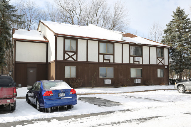 Creekwood Apartments in Farmington, NY - Foto de edificio - Building Photo