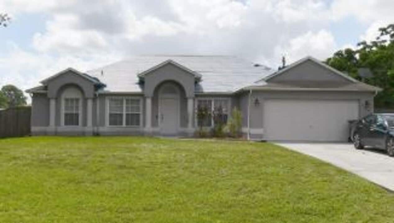 1054 SW California Blvd in Port St. Lucie, FL - Building Photo