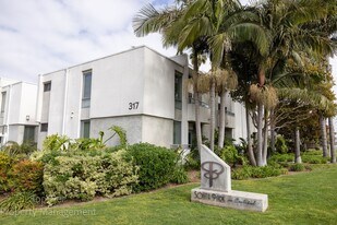 317 Pine Ave in Carlsbad, CA - Building Photo