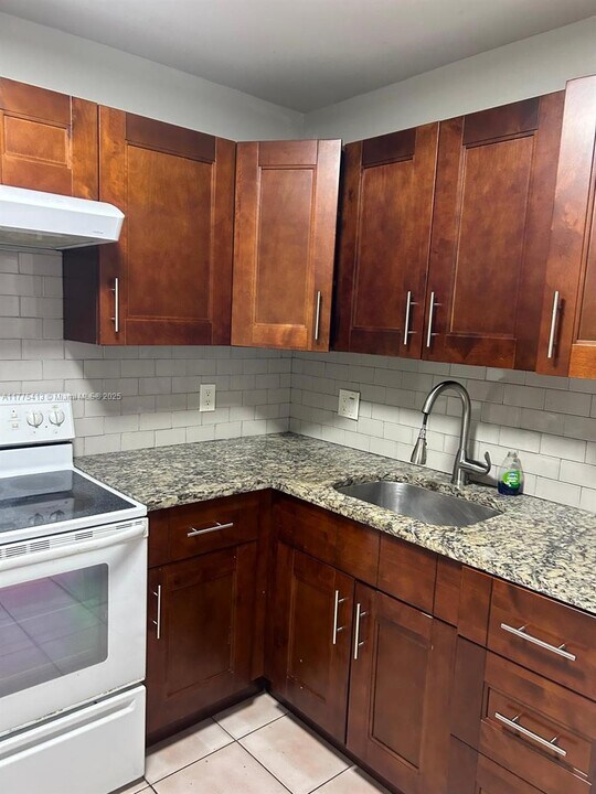 9203 NW 38th Dr in Coral Springs, FL - Building Photo