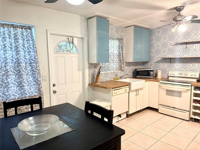 1104 N 17th Ct in Hollywood, FL - Building Photo - Building Photo