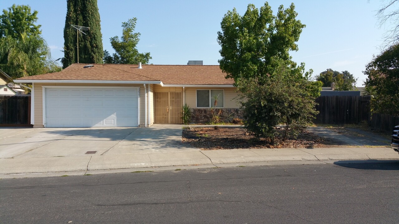 1233 Fleetwood Way in Stockton, CA - Building Photo