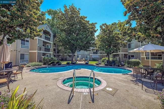 2530 Oak Rd, Unit 202 in Walnut Creek, CA - Building Photo - Building Photo