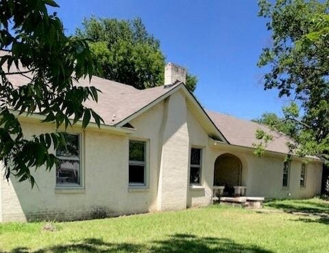 1050 W Dallas Ave in Cooper, TX - Building Photo