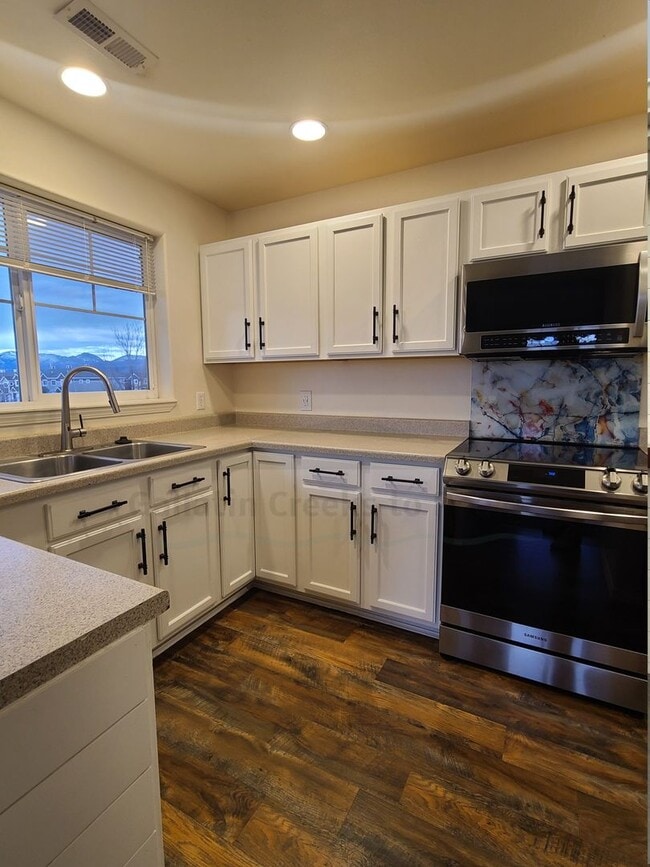 property at 1098 Longbow Ln