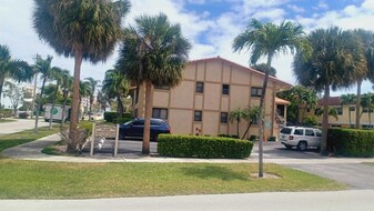 330 SE 19th Ave, Unit E in Deerfield Beach, FL - Building Photo