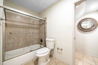 7847 Green Lawn Dr in Houston, TX - Building Photo - Building Photo