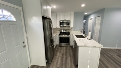 7528 Moorcroft Ave in Los Angeles, CA - Building Photo - Building Photo