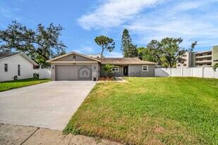 7892 Sundown Dr in St. Petersburg, FL - Building Photo