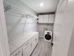 14237 Emelita St, Unit 14239 Emelita in Van Nuys, CA - Foto de edificio - Building Photo