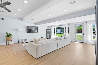 530 Burnside Dr in San Antonio, TX - Building Photo - Building Photo